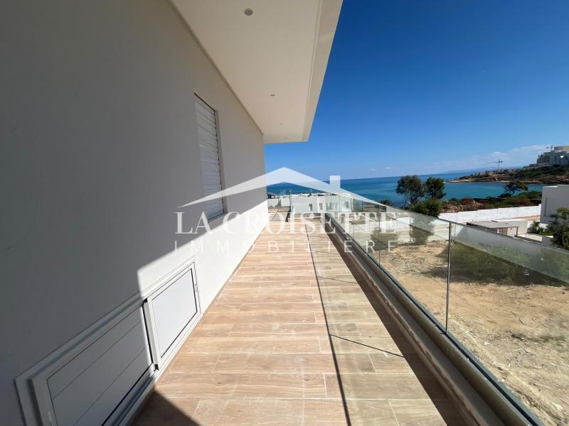 Triplex S+4 avec piscine et vue sur mer à Gammarth